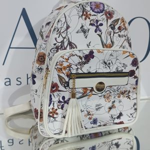 Γυναικείο λευκή τσάντα πλάτης (backpack), με floral (φλοράλ) τύπωμα, και μεταλλικά στοιχεία σε χρυσή απόχρωση.