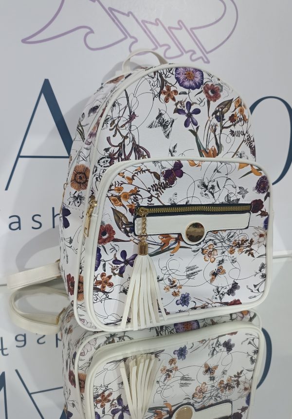 Γυναικείο λευκή τσάντα πλάτης (backpack), με floral (φλοράλ) τύπωμα, και μεταλλικά στοιχεία σε χρυσή απόχρωση.